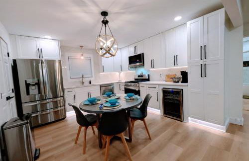 Custom Design Kitchen King Beds Laundry Large TVs - Foto 1