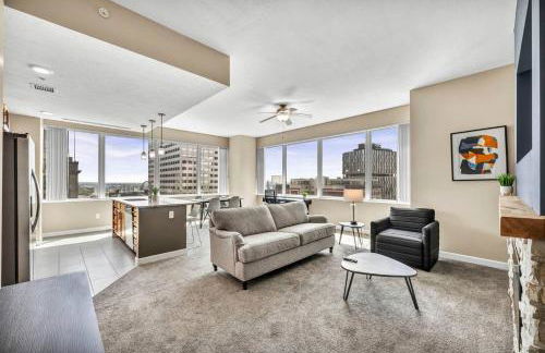 21st Floor Penthouse | Amazing Views of Downtown! - Photo 11