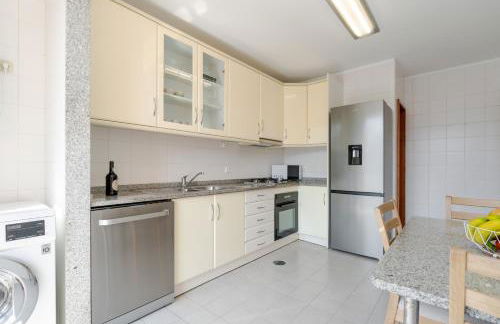 Bright Flat with Balcony & Garage by HostWise - Foto 30