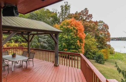 Monthly or Seasonal Large Petite Lake 44 Lakehouse Retreat with Private Pier and Hot Tub secluded Deep in the Woods - Foto 18