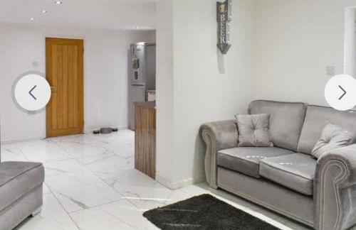 The hawthorns large detached 3 bedroom family home - Photo 9