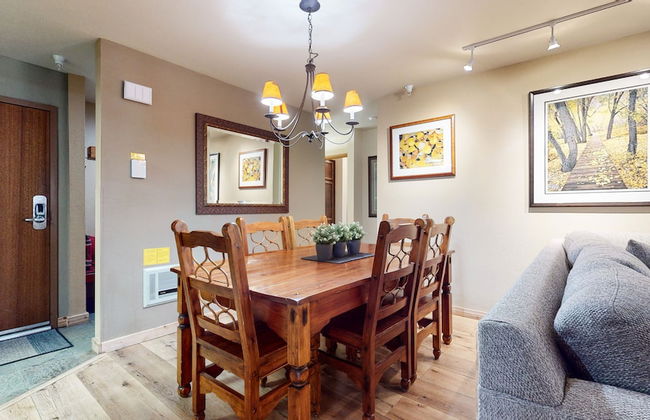 Inviting Mountain Retreat Steps From Ski Lifts! - Foto 8