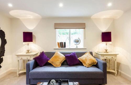 Dorney Windsor Legoland 5 Star Stay for upto 14 guests - Photo 32