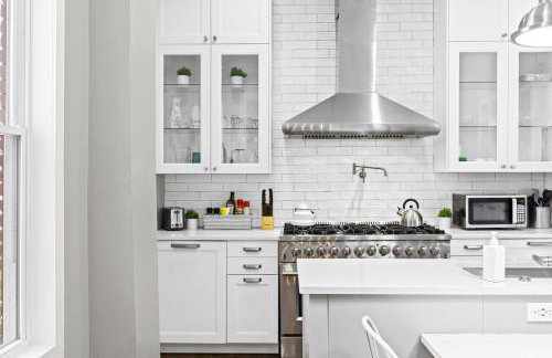 Elegant Manor w Private Yard & Modern Amenities - Foto 33