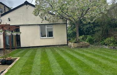 1 bed annex with extra sofa bed ideal for families and business guests - Photo 3