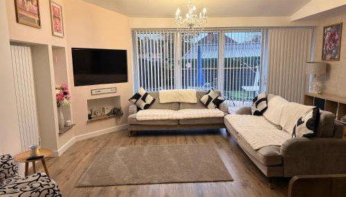 Stay solihull 5 mins to NEC and AIRPORT SLEEPS 9 contractor friendly 3 bathrooms driveway parking 3 - Foto 2