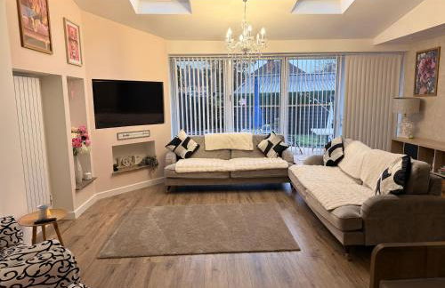 Stay solihull 5 mins to NEC and AIRPORT SLEEPS 9 contractor friendly 3 bathrooms driveway parking 3 - Foto 2