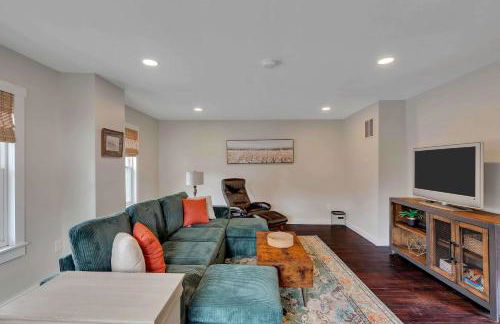 Charming Family Saratoga Home Walk to Track & Downtown - Photo 5