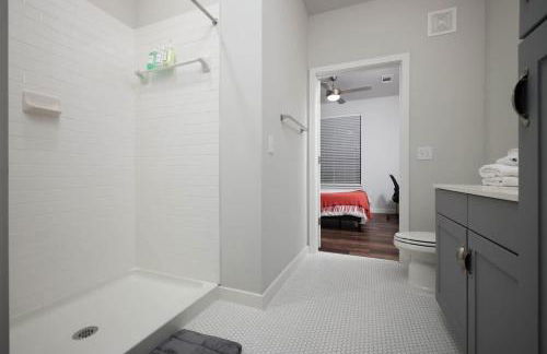 Cozy 2BR w Pool Gym Near Rvrwalk Dome Conv Ctr - Foto 13