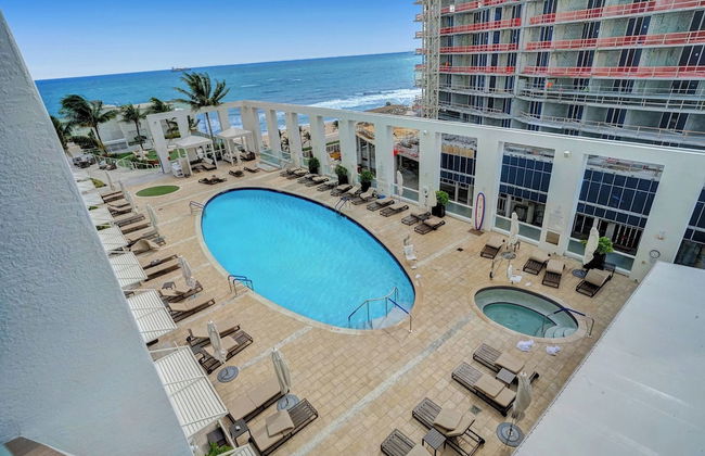 Elegant Beachfront Condo: Your Perfect Getaway! - Photo 26