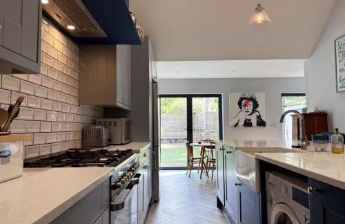 Historic Hampshire Cottage with Private Putting Green - Photo 37