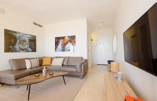 Modern beachside Penthouse with amazing sea views in Costabella, Marbella - Photo 7