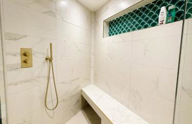 Hidden Retreat with Steam room, KING bed near tube - Foto 23