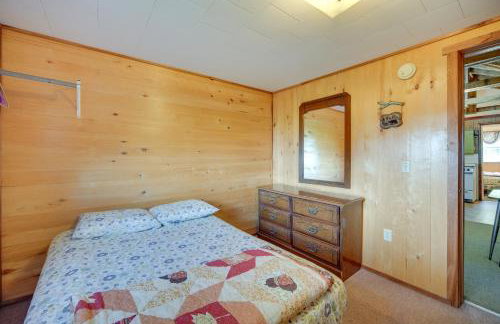 Stone Lake Cabin with Private Deck and Fire Pit! - Foto 17