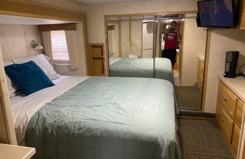 Betsie -35Ft RV Camper in Woods -Firepit & Hot Tub - Foto 16