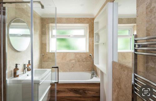 Where Style & Convenience Combine- Photo ID Required - Foto 18