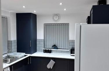 Modern 4 Bedroom House Sleeps 10 Free Parking Liverpool - Foto 8