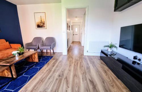 Spacious 4BR House Sleeps 8 with Free Parking, Contractor Friendly, Near Basildon Hospital & London Links - Foto 5