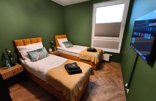 W Centrum Luksusowy Apartament, Duży Parking, Zameldowanie 24h, FV, Ekspres, XBOX, Klimatyzacja, Dwie Sypialnie, Kuchnia i Salon, Samo centrum miasta, - Foto 6