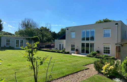 Large Country House with Hot Tub, Pool Table, and Log Burner - Photo 2