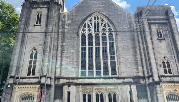 Paseando junto a la iglesia de Wheat Street