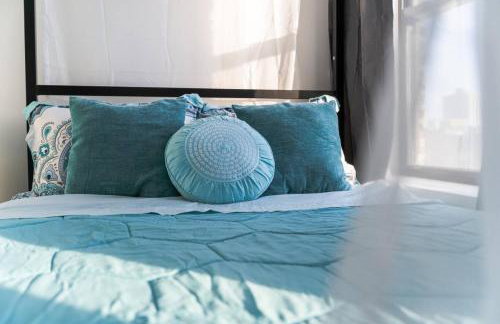 Sunny Modern Loft Montrose Beach Rooftop WFH Gym - Photo 8