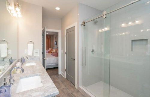 Roof Deck Grill VIEWS 2 Miles from Broadway - Foto 40