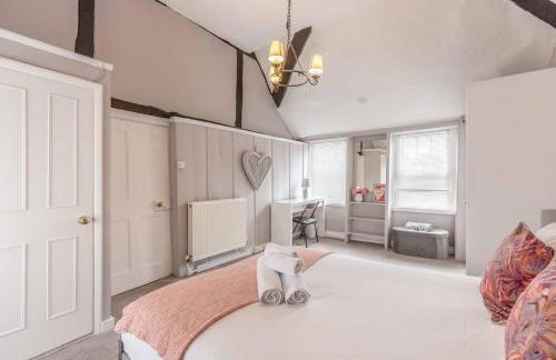 Charming 3BR Cottage Near Windsor and Sights - By Tempstay - Foto 11