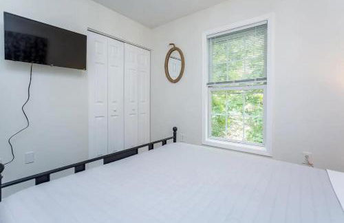 In The Woods - 5 BR Chalet with Game Room, Fire Table and Hot Tub - Foto 24