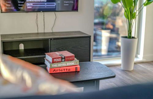 2-BR Flat - City & Town Centre View -1 Minute to Train & Tram Station - Sleeps 5 - Foto 30