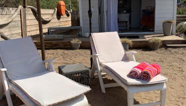 Ocean Drive Deluxe Apartment with complimentary Day Time Beach hut - Foto 3, sunbed