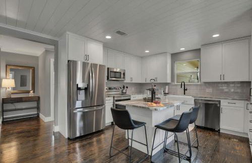 Upscale Home With Pool and Firepit - Close to Mercer St! - Foto 32