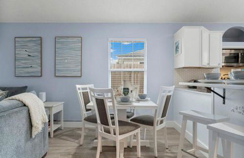 March Sale! Walk to Beach - Large Private Yard - Fire Pit - Dog Friendly - Foto 18