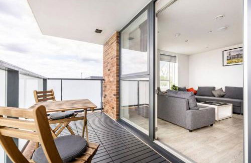 Stylish & Comfortable Top-Floor Flat in Harrow - Photo 17