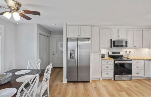 Southern Mermaid Cottage- Pet Friendly Fenced - Photo 15