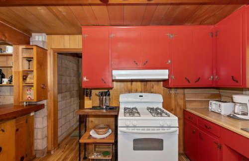 Sunshine Cabin - Cozy 2-Story Getaway - Photo 22