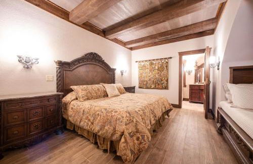 HIGHLANDS CASTLE overlooking Lake George plus 2 other CASTLES & SUITES - Foto 16