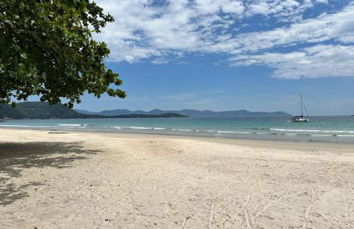 Vista dos sonhos na beira do mar de Angra com pier - Foto 40
