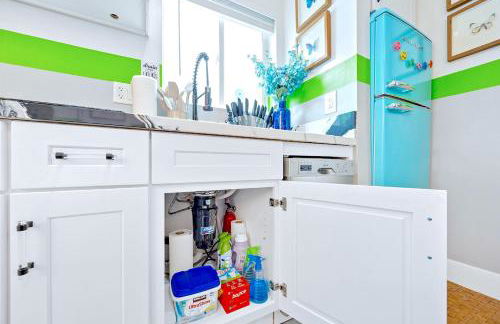 D- Hip & Stylish NoHo Family-Friendly Home near Universal & Hollywood with Patio - Hot Tub - Games - & Parking - Foto 16