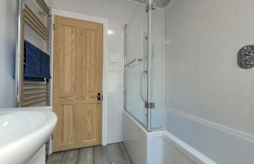 Home away from home by the sea - Foto 40