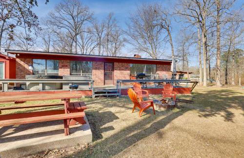 Hot Tub, Lake Access! Anglers Escape in Hemphill - Foto 1