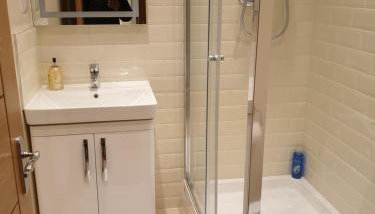 London Luxury Apartments 3 Bedroom Sleeps 8 with 3 Bathrooms 5 mins Walk to tube station free parking - Foto 4