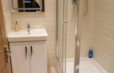 London Luxury Apartments 3 Bedroom Sleeps 8 with 3 Bathrooms 5 mins Walk to tube station free parking - Foto 4