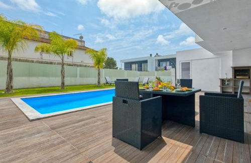 Vita Portucale ! Chic Luxe Villa with Saltwater Pool - Foto 42