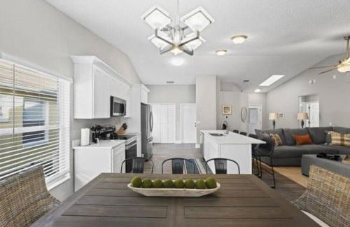 Retreat with Heated Pool in a Serene Community - Foto 13