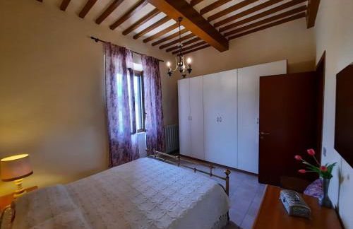 INCANTEVOLE CASA TOSCANA con travi in legno, ampia terrazza e vista sulle colline - Foto 36