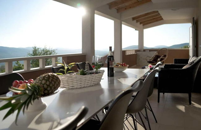 Peaceful Escape With Mountain Views, Heated Pool and Modern Amenities in Radošić - Foto 13