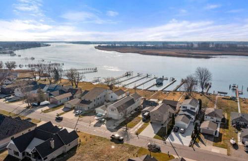 Lakeside Bliss 2BR, 1BA with All Modern Comforts - Foto 40