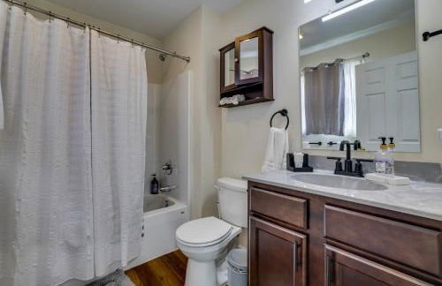 Lakefront Pocono Retreat with Hot Tub and Movie Hub - Foto 14