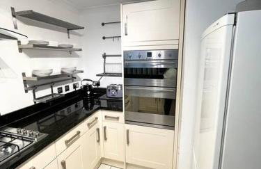 Beautiful 2 bedroom garden flat w/ free parking - Foto 2